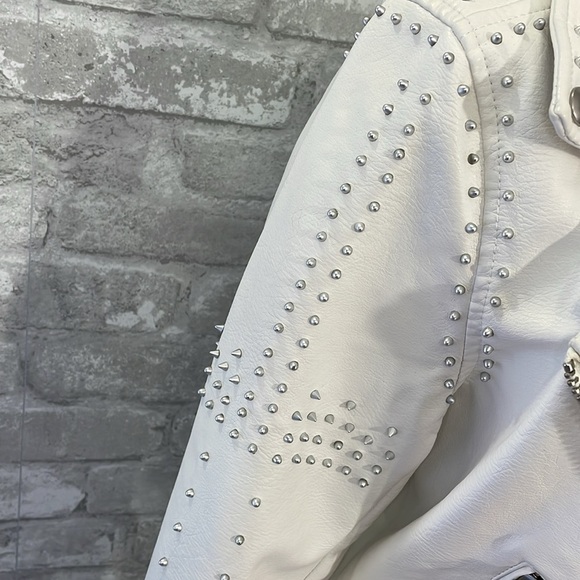 Blank NYC White Faux Leather Motorcycle Jacket with Floral Print - Picture 4 of 12